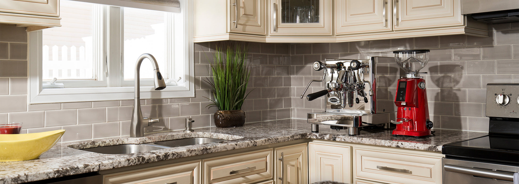 Vertrano 2B Evo in red grinder in kitchen